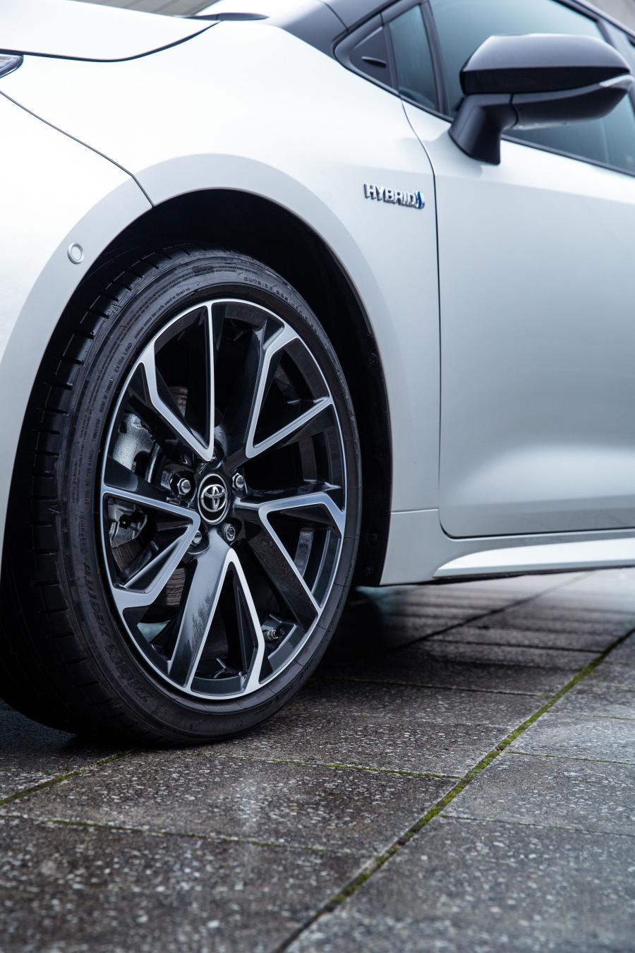 Колеса Toyota Corolla Hybrid 2019 года  (UK) (фото 26 из 40)